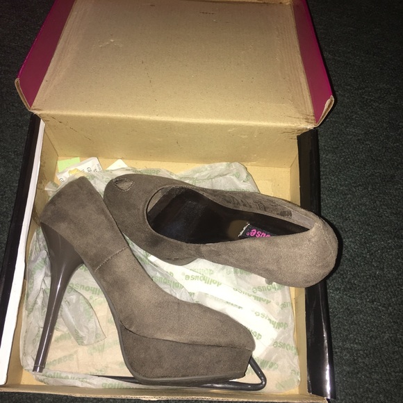 Shoe - Picture 16 of 16